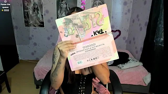 Snapshot of Medussa_katt chatting on 11-19-25, 08:42 Medussa katt online show from 11-19-25, 08:42