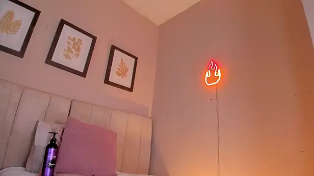 Snapshot of _lucia_18 chatting on 10-14-25, 06:31 lucia 18 online show from 10-14-25, 06:31