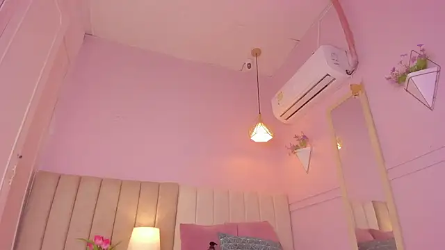 Snapshot of _lucia_18 chatting on 11-05-25, 06:30 lucia 18 online show from 11-05-25, 06:30