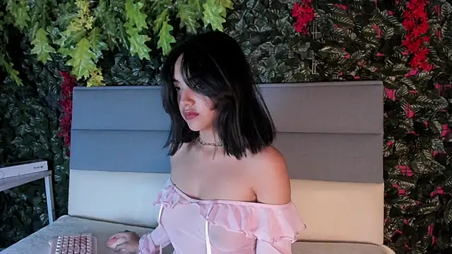 Snapshot of Victoriaa2_Doll chatting on 10-07-25, 12:35 Victoriaa2 Doll online show from 10-07-25, 12:35