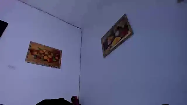 Snapshot of Victoriaa2_Doll chatting on 11-13-25, 02:49 Victoriaa2 Doll online show from 11-13-25, 02:49