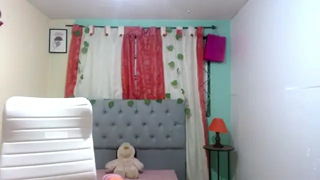 Snapshot of vale_miel chatting on 09-08-25, 11:48 vale miel online show from 09-08-25, 11:48