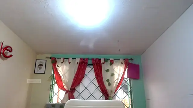 Snapshot of vale_miel chatting on 09-27-25, 06:24 vale miel online show from 09-27-25, 06:24