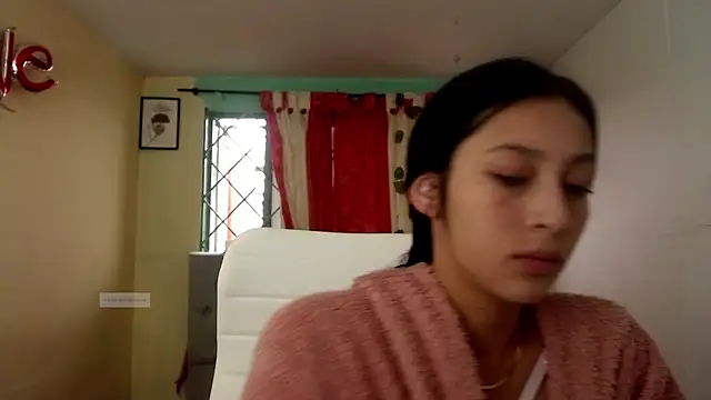 Snapshot of vale_miel chatting on 09-29-25, 06:46 vale miel online show from 09-29-25, 06:46