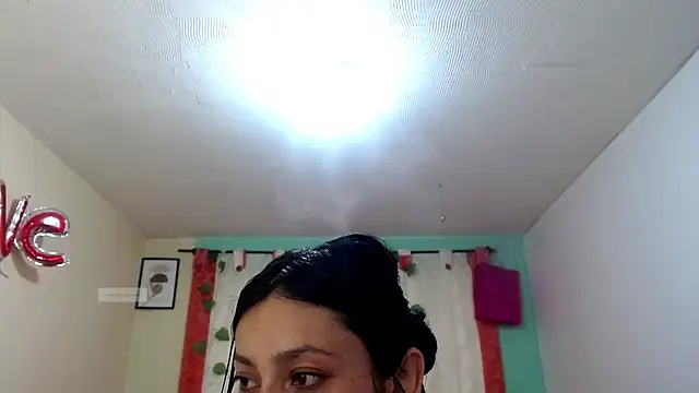 Snapshot of vale_miel chatting on 10-17-25, 06:10 vale miel online show from 10-17-25, 06:10