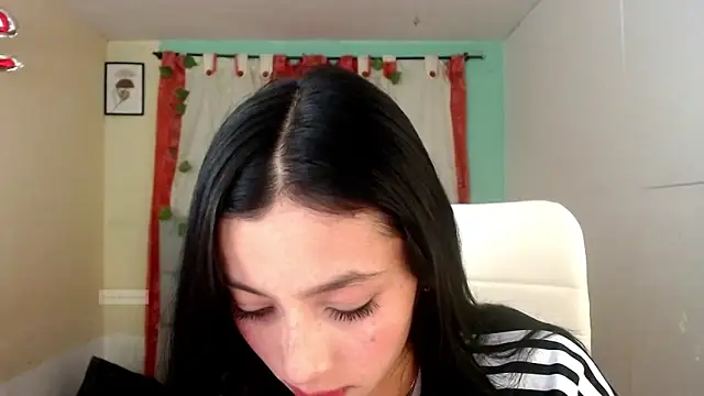 Snapshot of vale_miel chatting on 12-18-25, 01:55 vale miel online show from 12-18-25, 01:55