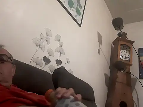 Vince072 online show from 09-19-25, 04:25