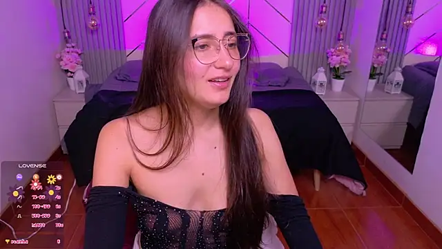 Snapshot of alesiamoore chatting on 06-10-26, 03:33 alesiamoore online show from 06-10-26, 03:33