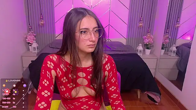 Snapshot of alesiamoore chatting on 07-10-26, 04:20 alesiamoore online show from 07-10-26, 04:20