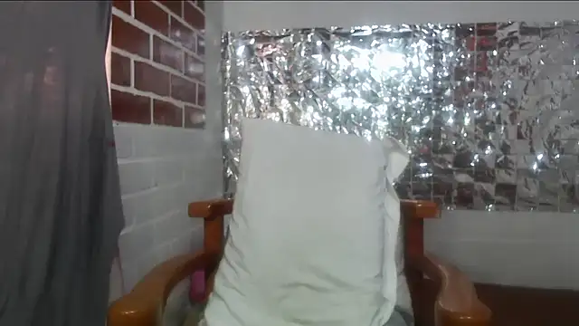 Snapshot of rose-crystal chatting on 10-22-25, 01:44 rose-crystal online show from 10-22-25, 01:44