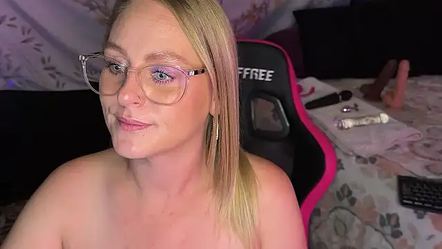 Snapshot of BossMomma0387 chatting on 11-06-25, 11:15 BossMomma0387 online show from 11-06-25, 11:15