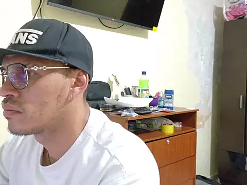 Snapshot of DOBLEWYOSK69G chatting on 10-04-25, 01:42 DOBLEWYOSK69G online show from 10-04-25, 01:42