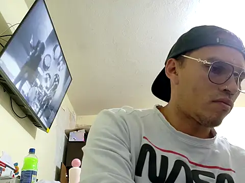 Snapshot of DOBLEWYOSK69G chatting on 10-23-25, 01:32 DOBLEWYOSK69G online show from 10-23-25, 01:32