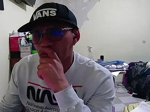 Snapshot of DOBLEWYOSK69G chatting on 10-24-25, 05:37 DOBLEWYOSK69G online show from 10-24-25, 05:37