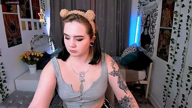 Snapshot of lunaalli chatting on 11-06-25, 01:56 lunaalli online show from 11-06-25, 01:56