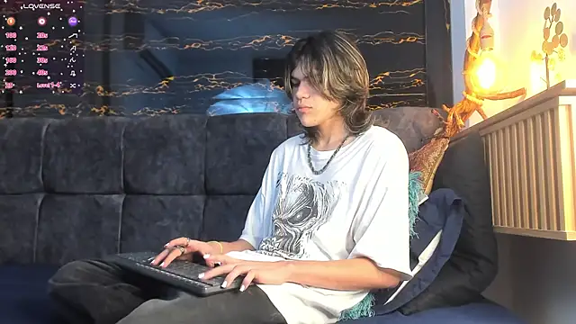 Snapshot of Diamond_twink chatting on 11-30-25, 03:32 Diamond twink online show from 11-30-25, 03:32