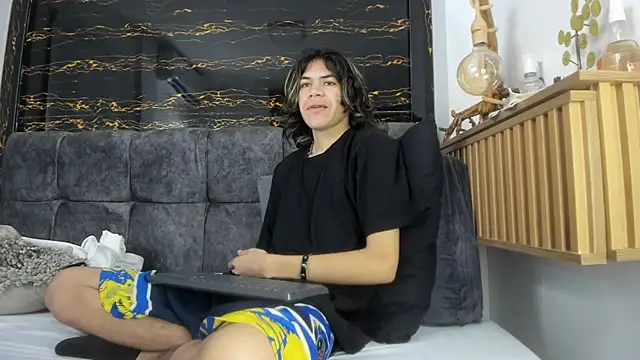 Snapshot of Diamond_twink chatting on 02-13-26, 01:51 Diamond twink online show from 02-13-26, 01:51