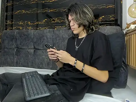 Snapshot of Diamond_twink chatting on 02-14-26, 02:58 Diamond twink online show from 02-14-26, 02:58
