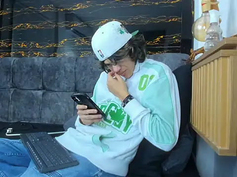 Snapshot of Diamond_twink chatting on 02-18-26, 01:40 Diamond twink online show from 02-18-26, 01:40