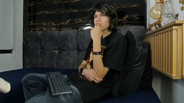 Snapshot of Diamond_twink chatting on 02-26-26, 01:43 Diamond twink online show from 02-26-26, 01:43