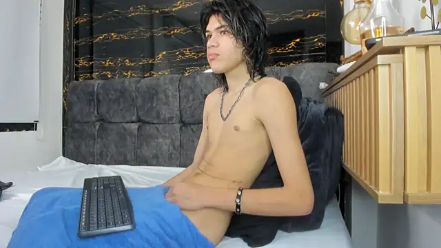Snapshot of Diamond_twink chatting on 02-28-26, 02:07 Diamond twink online show from 02-28-26, 02:07