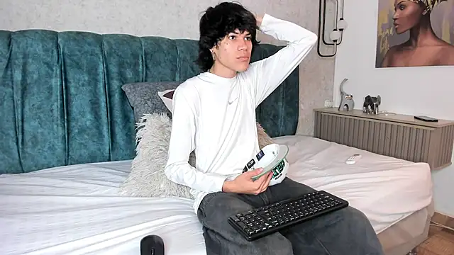 Snapshot of Diamond_twink chatting on 06-23-26, 01:53 Diamond twink online show from 06-23-26, 01:53
