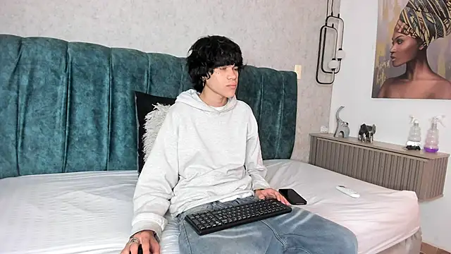 Snapshot of Diamond_twink chatting on 06-26-26, 02:10 Diamond twink online show from 06-26-26, 02:10