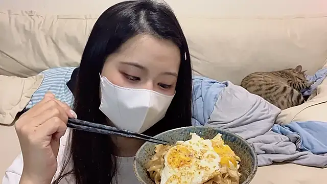 Snapshot of LHeart chatting on 10-13-25, 12:38 LHeart online show from 10-13-25, 12:38