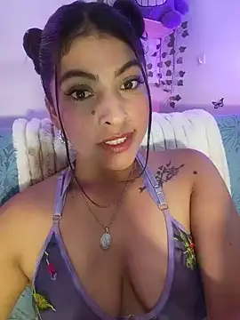 Snapshot of Fox_Roxxan chatting on 06-19-26, 02:27 Fox Roxxan online show from 06-19-26, 02:27