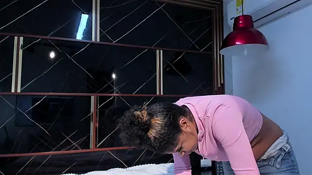 Snapshot of HannyThompson chatting on 10-24-25, 12:12 HannyThompson online show from 10-24-25, 12:12