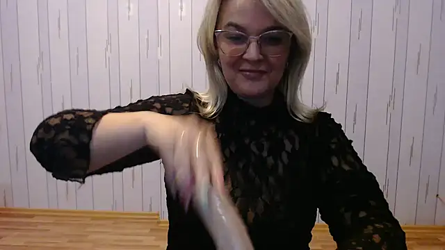 Snapshot of EleanoraDream chatting on 10-14-25, 03:13 EleanoraDream online show from 10-14-25, 03:13