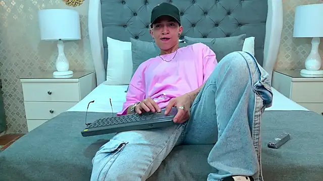 ZoeKrug online show from 11-08-25, 11:43