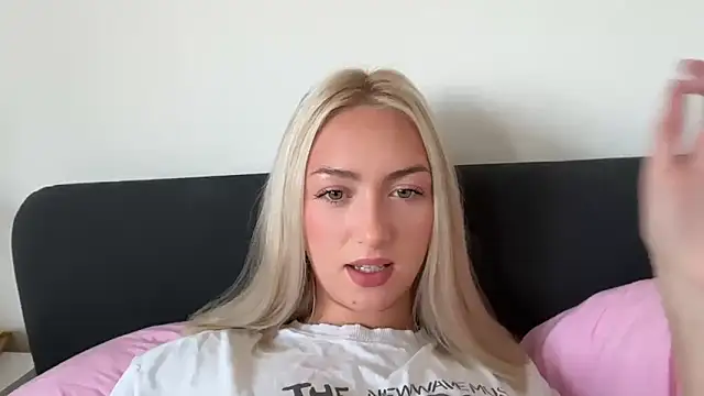 Snapshot of Kitty_Swetty chatting on 10-02-25, 10:44 Kitty Swetty online show from 10-02-25, 10:44