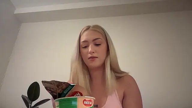 Snapshot of Kitty_Swetty chatting on 12-15-25, 10:58 Kitty Swetty online show from 12-15-25, 10:58