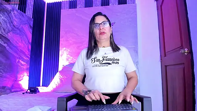 Agatha Pleasure online show from 04-18-26, 11:58