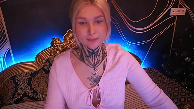 Snapshot of IvyLaurent chatting on 12-18-25, 01:17 IvyLaurent online show from 12-18-25, 01:17