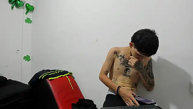 Snapshot of StraightBoy_Nick chatting on 04-26-26, 08:06 StraightBoy Nick online show from 04-26-26, 08:06
