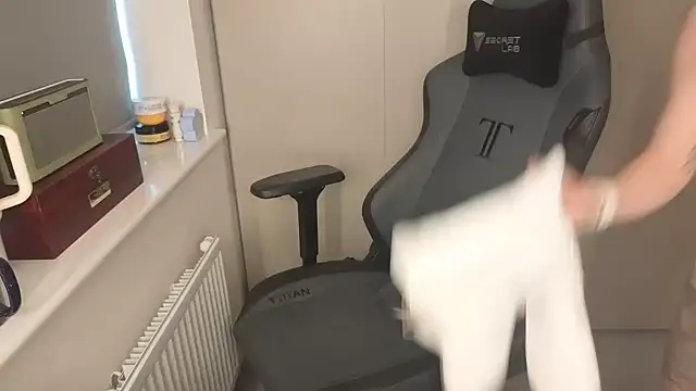 Snapshot of Lilly-Luscious chatting on 10-21-25, 03:02 Lilly-Luscious online show from 10-21-25, 03:02