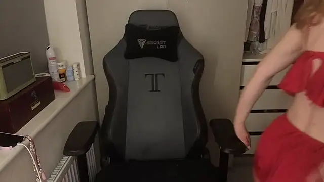 Snapshot of Lilly-Luscious chatting on 12-15-25, 06:56 Lilly-Luscious online show from 12-15-25, 06:56