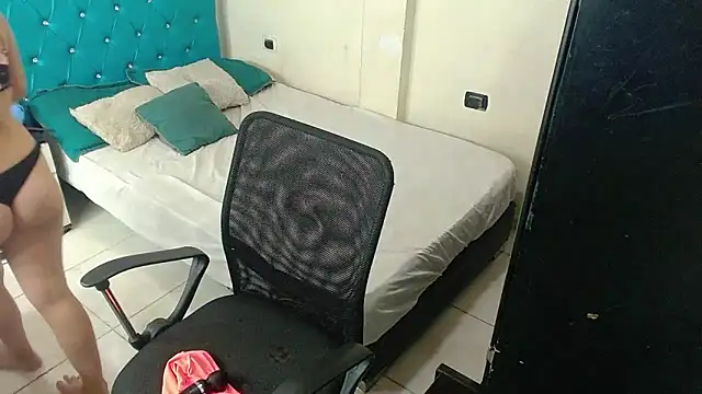 Snapshot of unusualsuccubus0 chatting on 09-10-25, 03:06 unusualsuccubus0 online show from 09-10-25, 03:06