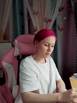 Snapshot of Fuzzy_Unicorn chatting on 10-16-25, 06:53 Fuzzy Unicorn online show from 10-16-25, 06:53