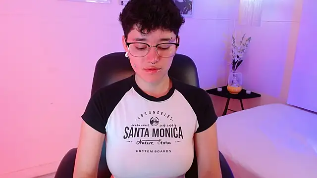 Snapshot of jeroharper chatting on 10-13-25, 04:07 jeroharper online show from 10-13-25, 04:07