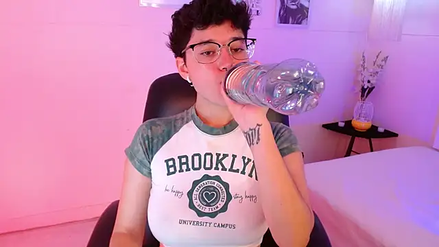 Snapshot of jeroharper chatting on 10-23-25, 03:11 jeroharper online show from 10-23-25, 03:11