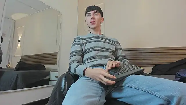 Snapshot of mathias_saenz chatting on 06-21-26, 01:35 mathias saenz online show from 06-21-26, 01:35