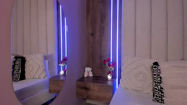 LucySalvatore  online show from 04-05-26, 12:30