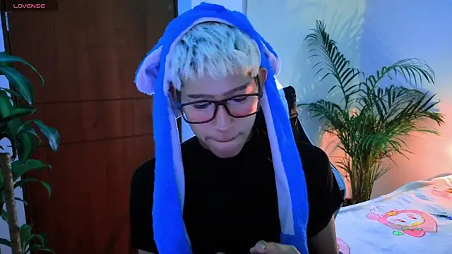 Snapshot of taichi_bluy chatting on 10-19-25, 02:34 taichi bluy online show from 10-19-25, 02:34