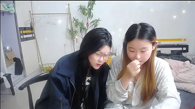 Snapshot of Babygirls523 chatting on 10-24-25, 01:51 Babygirls523 online show from 10-24-25, 01:51