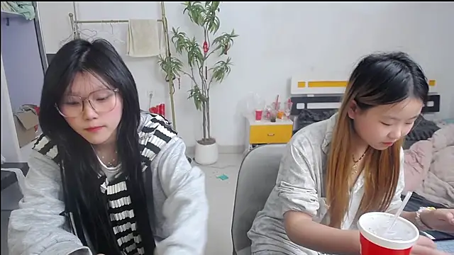 Snapshot of Babygirls523 chatting on 10-27-25, 05:17 Babygirls523 online show from 10-27-25, 05:17