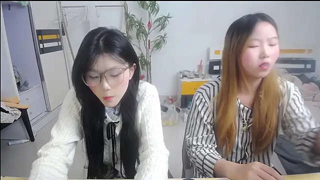 Snapshot of Babygirls523 chatting on 11-06-25, 11:44 Babygirls523 online show from 11-06-25, 11:44