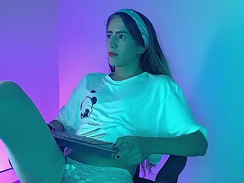 Snapshot of everly_monroe chatting on 10-17-25, 05:37 everly monroe online show from 10-17-25, 05:37